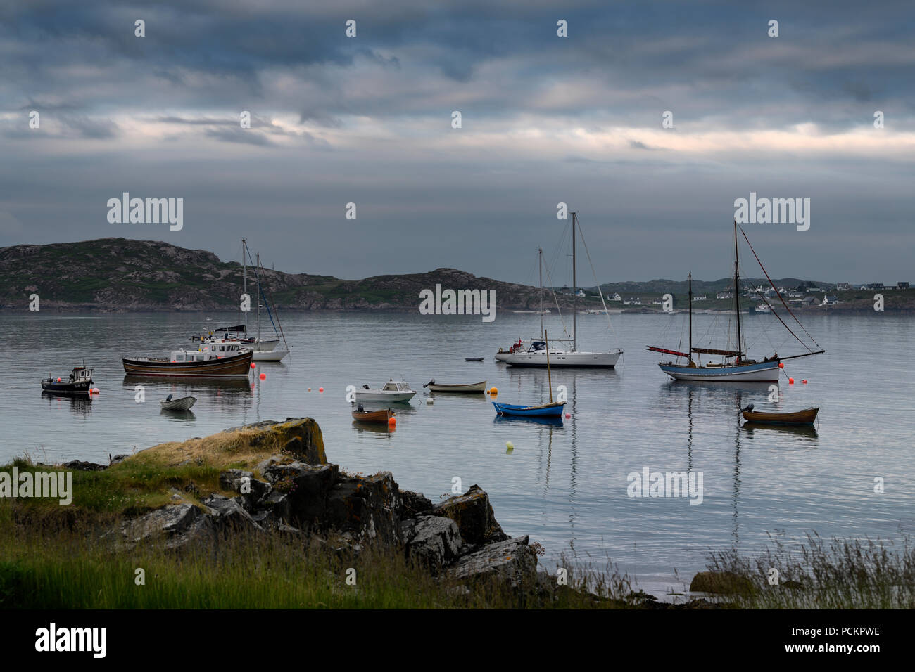 Baile Mor Dorf Hafen bei Dämmerung mit angelegten Boote und Segelboote auf der Sound von Iona, von Isle of Iona Fionnphort Isle of Mull in Schottland Stockfoto