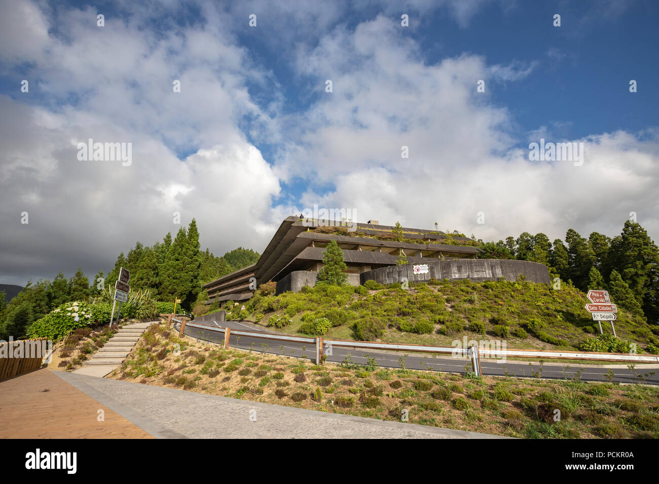 Verlassen Monte Palace Hotel in Miradouro Da Vista do Rei, Aussichtspunkt, Sete Cidades, Sao Miguel, Azoren, Portugal Stockfoto