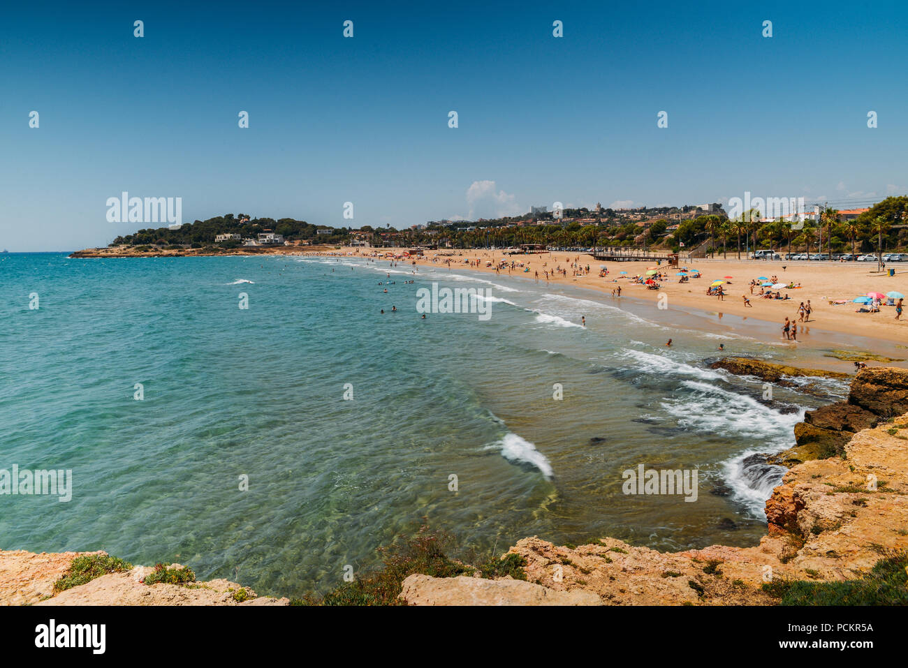 Urlauber in Strand Arrabassada, einem der berühmten goldenen Sandstränden in der spanischen Costa Daurada Stockfoto