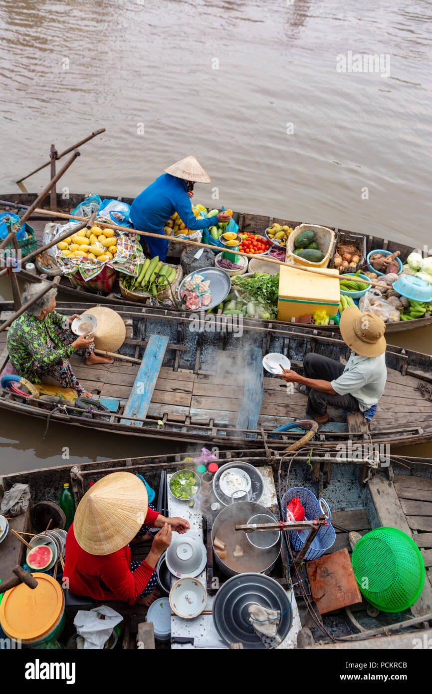Soc Trang, Vietnam - April 5, 2018: Kauf und Verkauf von landwirtschaftlichen Produkten auf Mekong River. Boot Frauen Obst, Blumen verkaufen, landwirtschaftliche Produkte auf Stockfoto