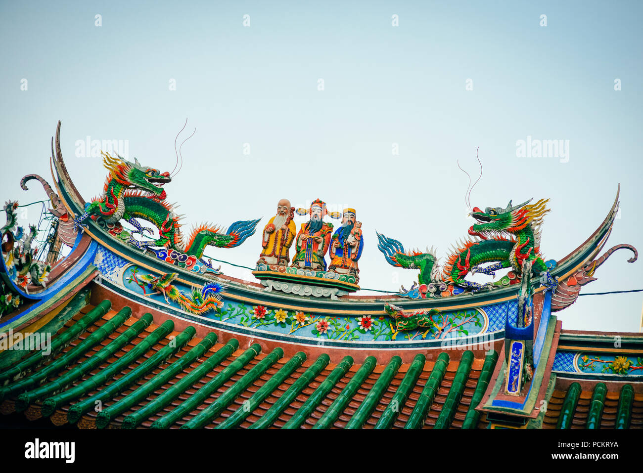 Bunte Dach auf Tempel in Taiwan mit traditionellen Zahlen Stockfoto