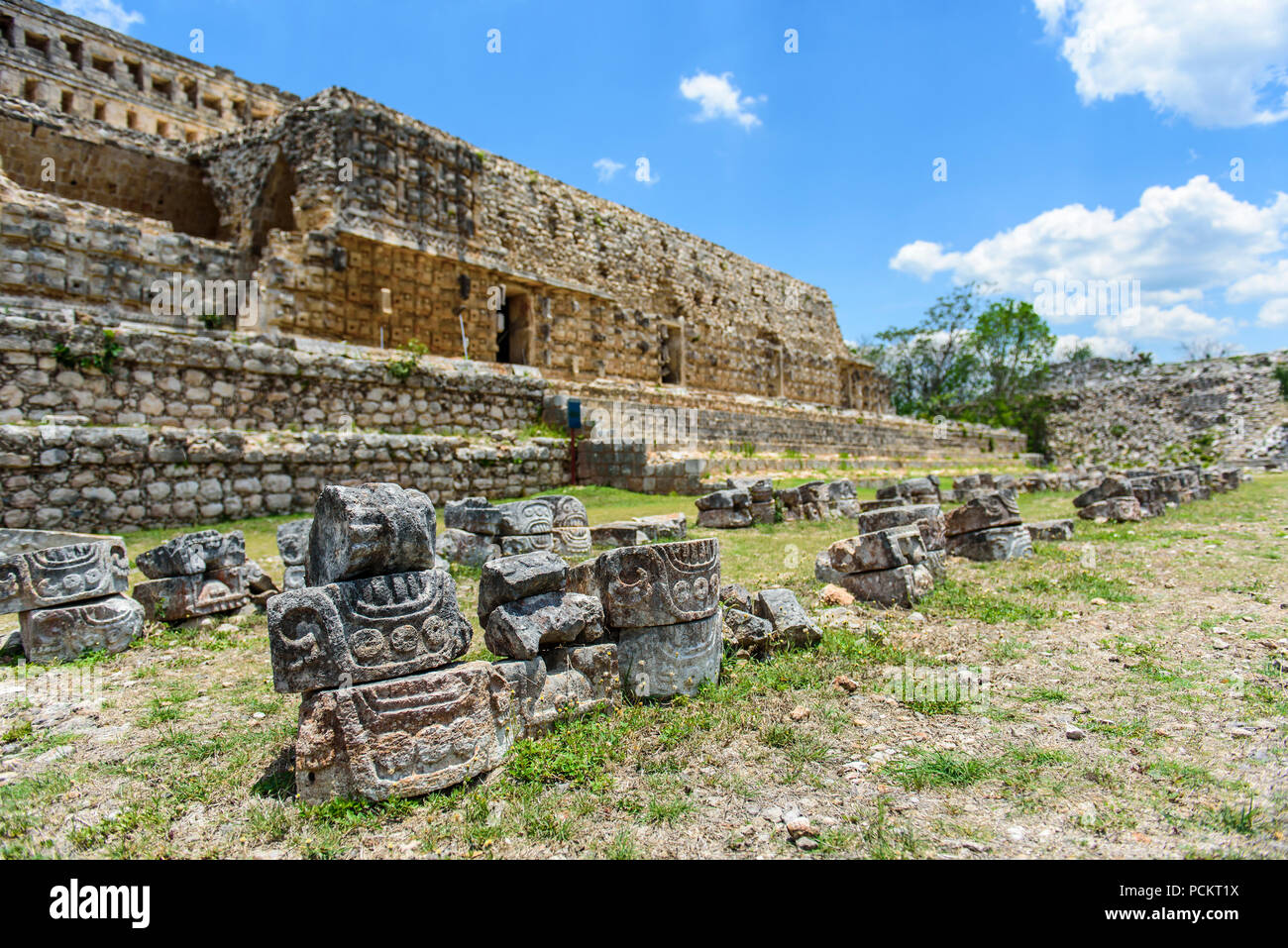 Detail der Steine in den Ruinen von Kabah, Halbinsel Yucatan, Mexiko wiederhergestellt Stockfoto