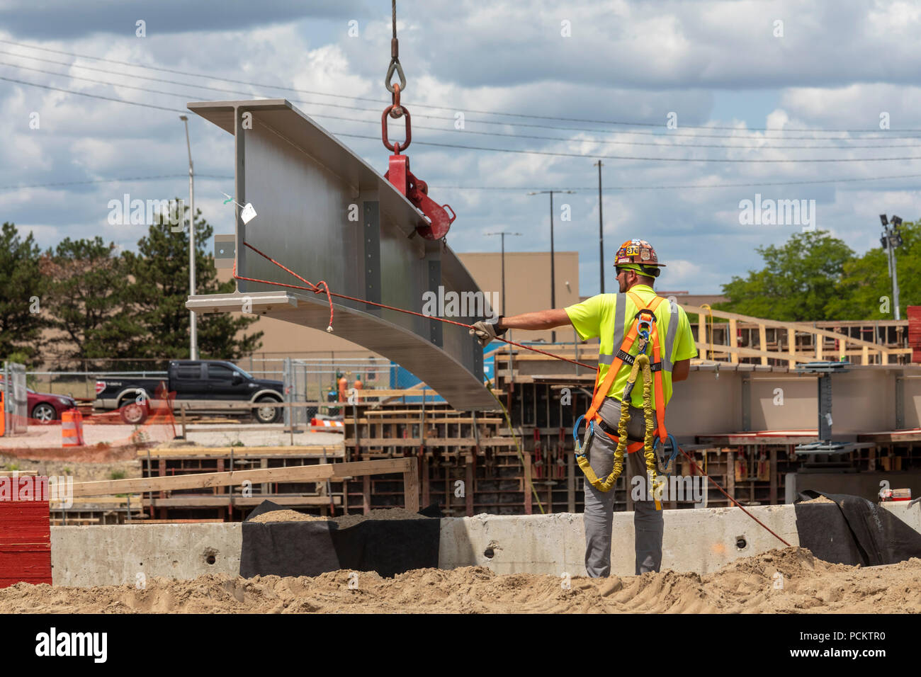 Detroit, Michigan - Arbeitnehmer einen Balken an der richtigen Stelle eingestellt, während die Neuerstellung einer Brücke auf der Interstate 94. Stockfoto