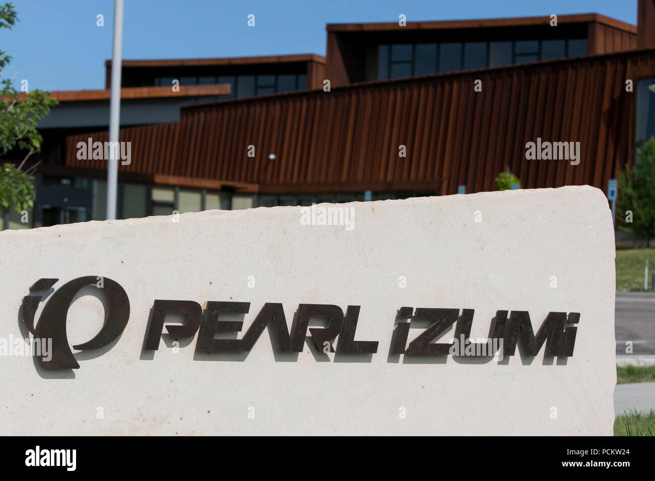 Ein logo Zeichen außerhalb des Hauptquartiers von PEARL iZUMi in Louisville, Colorado, am 21. Juli 2018. Stockfoto