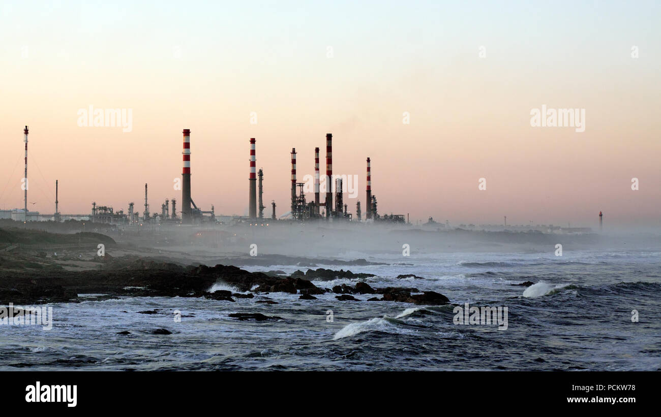 Am frühen Morgen auf einer Ölraffinerie in der Nähe des Meeres Stockfoto
