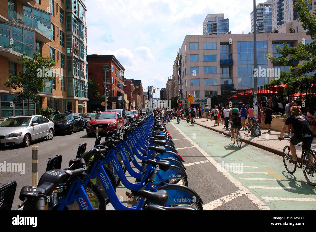 Menschen dock CitiBike Fahrräder als Radfahrer auf einem angrenzenden Radweg neben Smorgasburg in Williamsburg, Brooklyn am 8. Juli, 2017 in New York, U Stockfoto