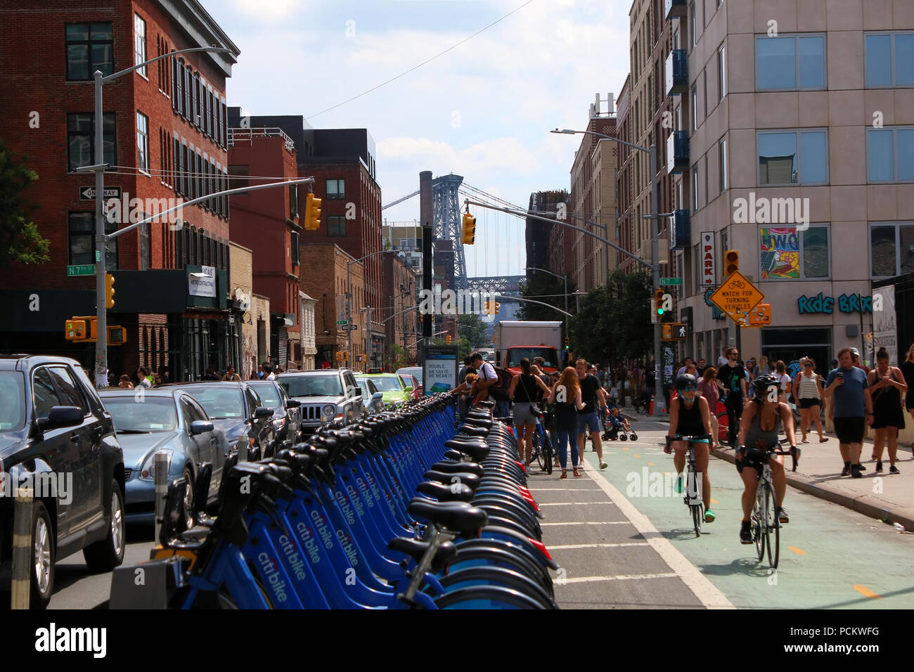 Menschen dock CitiBike Fahrräder als Radfahrer auf einem angrenzenden Radweg neben Smorgasburg in Williamsburg, Brooklyn am 8. Juli, 2017 in New York, U Stockfoto