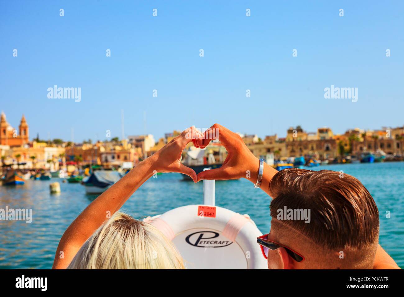 Herz hand Geste Liebe Paar in marsaxlokk Malta Stockfoto