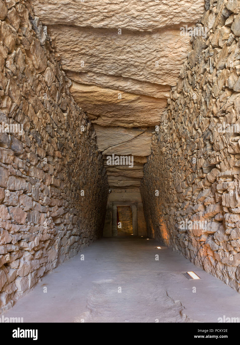 Antequera, Spanien - 10. Juli 2018: Tholos de El Romeral, langen Korridor. Antequera, Malaga, Spanien Stockfoto