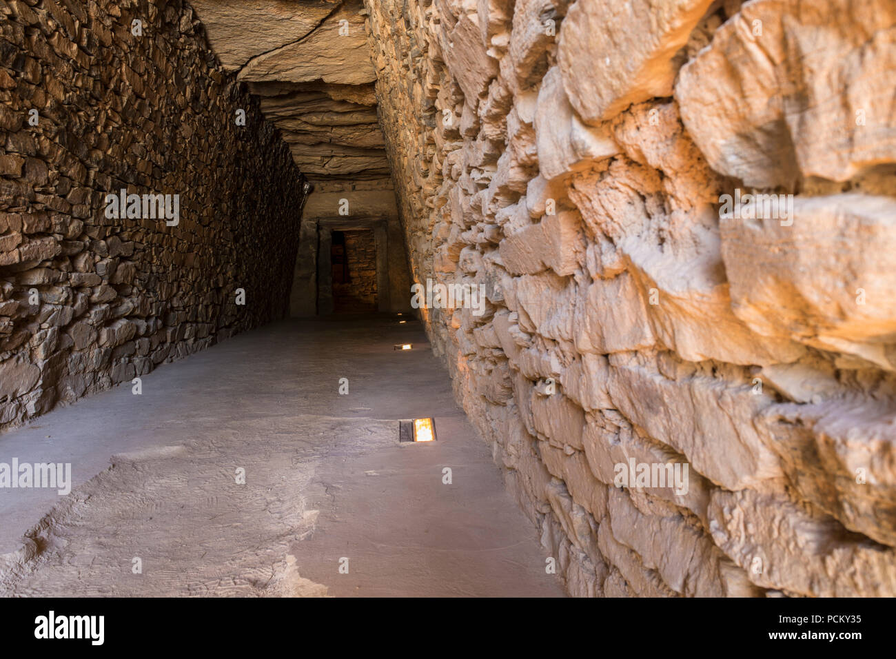 Antequera, Spanien - 10. Juli 2018: Tholos de El Romeral, langen Korridor. Antequera, Malaga, Spanien Stockfoto