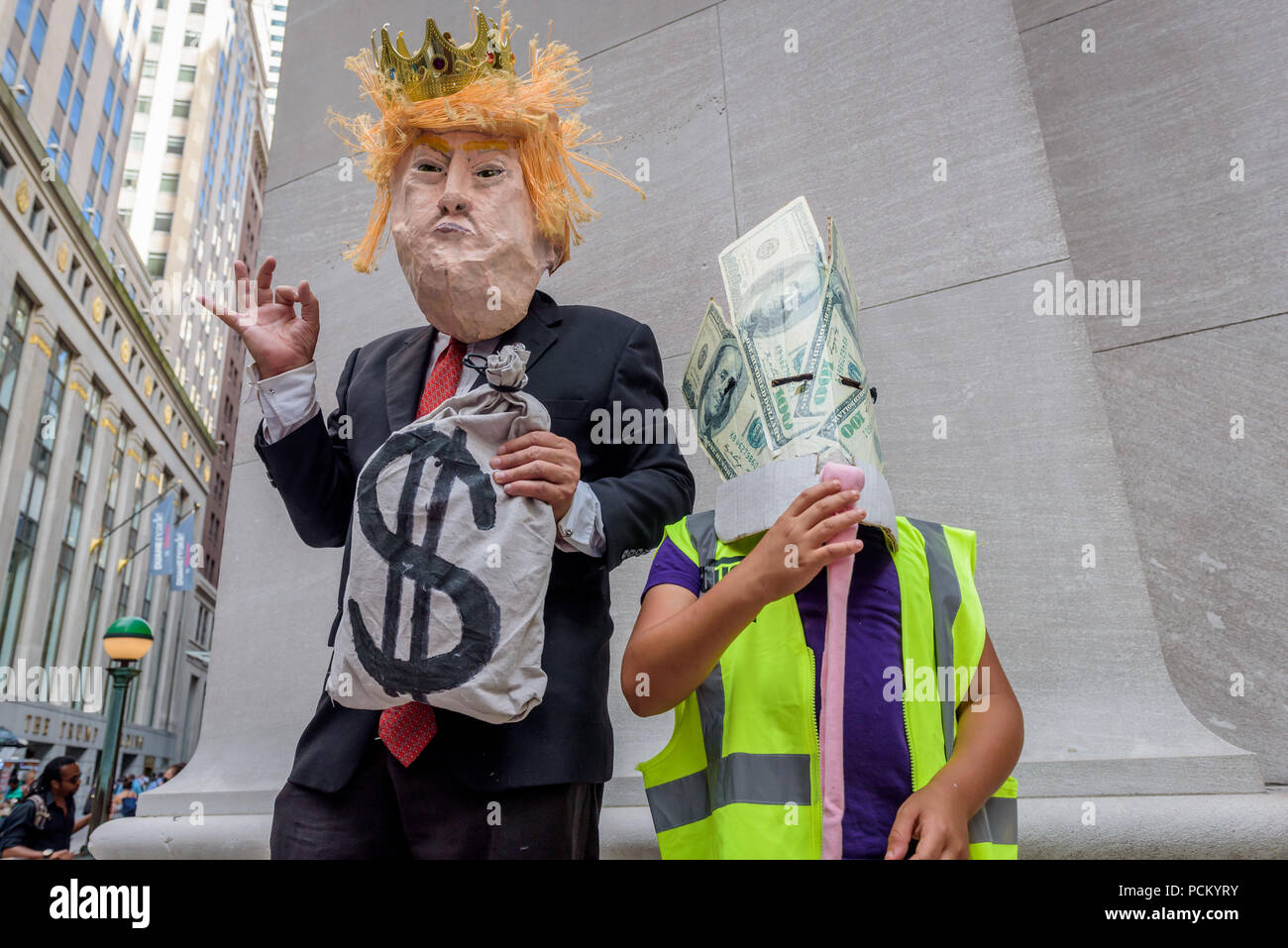 New York, Vereinigte Staaten. 02 Aug, 2018. König Trump Marionette - Mitglieder der Aktivist Gruppe Aufstieg und widerstehen, einen Protest an der Wall Street im Finanzdistrikt organisiert am 2. August 2018 als Teil der vier Tage der Proteste gegen die lokalen Politiker und Geschäftsleute profitieren von Eis. An ihrem letzten Tag von Aktionen, Aktivisten berufen, auf die großen Banken und Unternehmen profitieren von Eis, die verlangen, dass die Wells Fargo Bank of America und JPMorgan Chase stop Ausweitung der Kreditvergabe an der GEO-Gruppe und CoreCivic. Credit: PACIFIC PRESS/Alamy leben Nachrichten Stockfoto