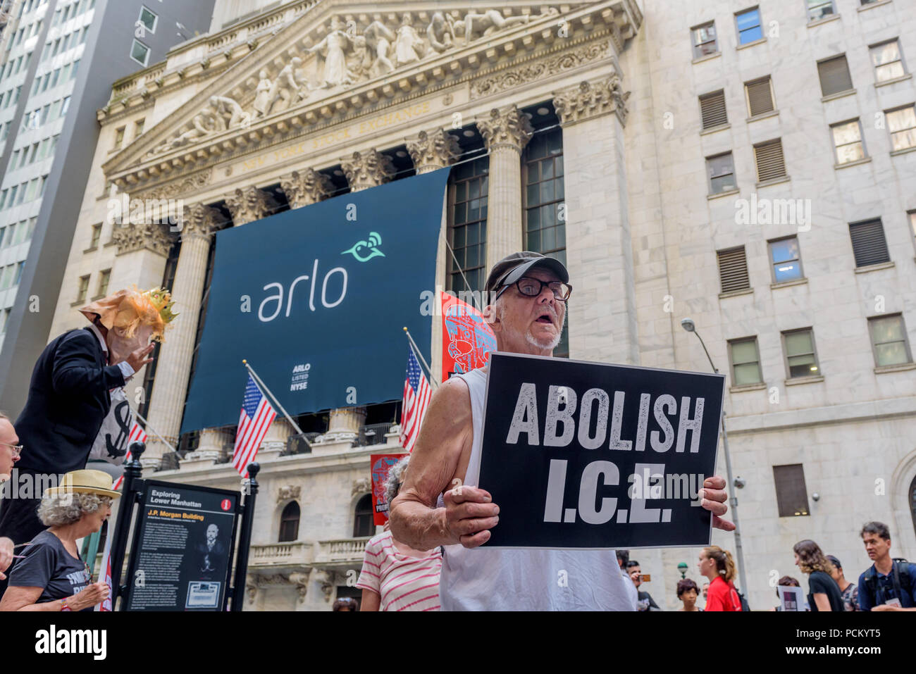 New York, Vereinigte Staaten. 02 Aug, 2018. Mitglieder der Aktivist Gruppe Aufstieg und Widerstehen organisiert einen Protest an der Wall Street im Finanzdistrikt am 2. August 2018 als Teil der vier Tage der Proteste gegen die lokalen Politiker und Geschäftsleute profitieren von Eis. An ihrem letzten Tag von Aktionen, Aktivisten berufen, auf die großen Banken und Unternehmen profitieren von Eis, die verlangen, dass die Wells Fargo Bank of America und JPMorgan Chase stop Ausweitung der Kreditvergabe an der GEO-Gruppe und CoreCivic. Credit: PACIFIC PRESS/Alamy leben Nachrichten Stockfoto