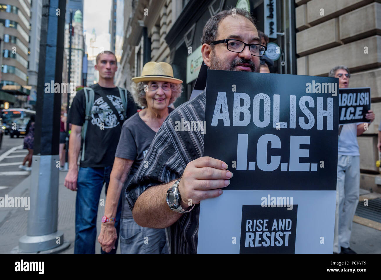 New York, Vereinigte Staaten. 02 Aug, 2018. Mitglieder der Aktivist Gruppe Aufstieg und Widerstehen organisiert einen Protest an der Wall Street im Finanzdistrikt am 2. August 2018 als Teil der vier Tage der Proteste gegen die lokalen Politiker und Geschäftsleute profitieren von Eis. An ihrem letzten Tag von Aktionen, Aktivisten berufen, auf die großen Banken und Unternehmen profitieren von Eis, die verlangen, dass die Wells Fargo Bank of America und JPMorgan Chase stop Ausweitung der Kreditvergabe an der GEO-Gruppe und CoreCivic. Credit: PACIFIC PRESS/Alamy leben Nachrichten Stockfoto