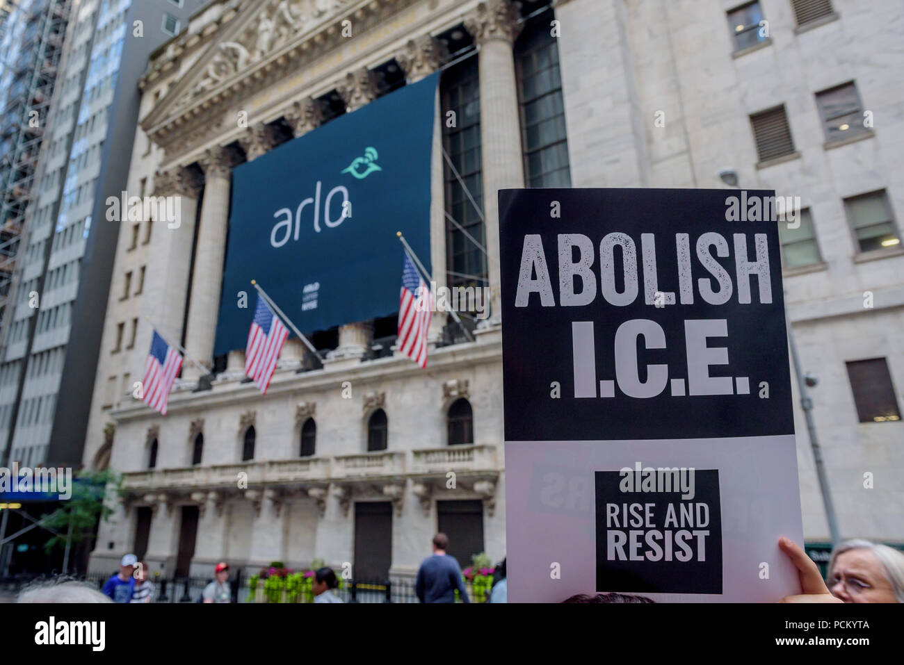 New York, Vereinigte Staaten. 02 Aug, 2018. Mitglieder der Aktivist Gruppe Aufstieg und Widerstehen organisiert einen Protest an der Wall Street im Finanzdistrikt am 2. August 2018 als Teil der vier Tage der Proteste gegen die lokalen Politiker und Geschäftsleute profitieren von Eis. An ihrem letzten Tag von Aktionen, Aktivisten berufen, auf die großen Banken und Unternehmen profitieren von Eis, die verlangen, dass die Wells Fargo Bank of America und JPMorgan Chase stop Ausweitung der Kreditvergabe an der GEO-Gruppe und CoreCivic. Credit: PACIFIC PRESS/Alamy leben Nachrichten Stockfoto