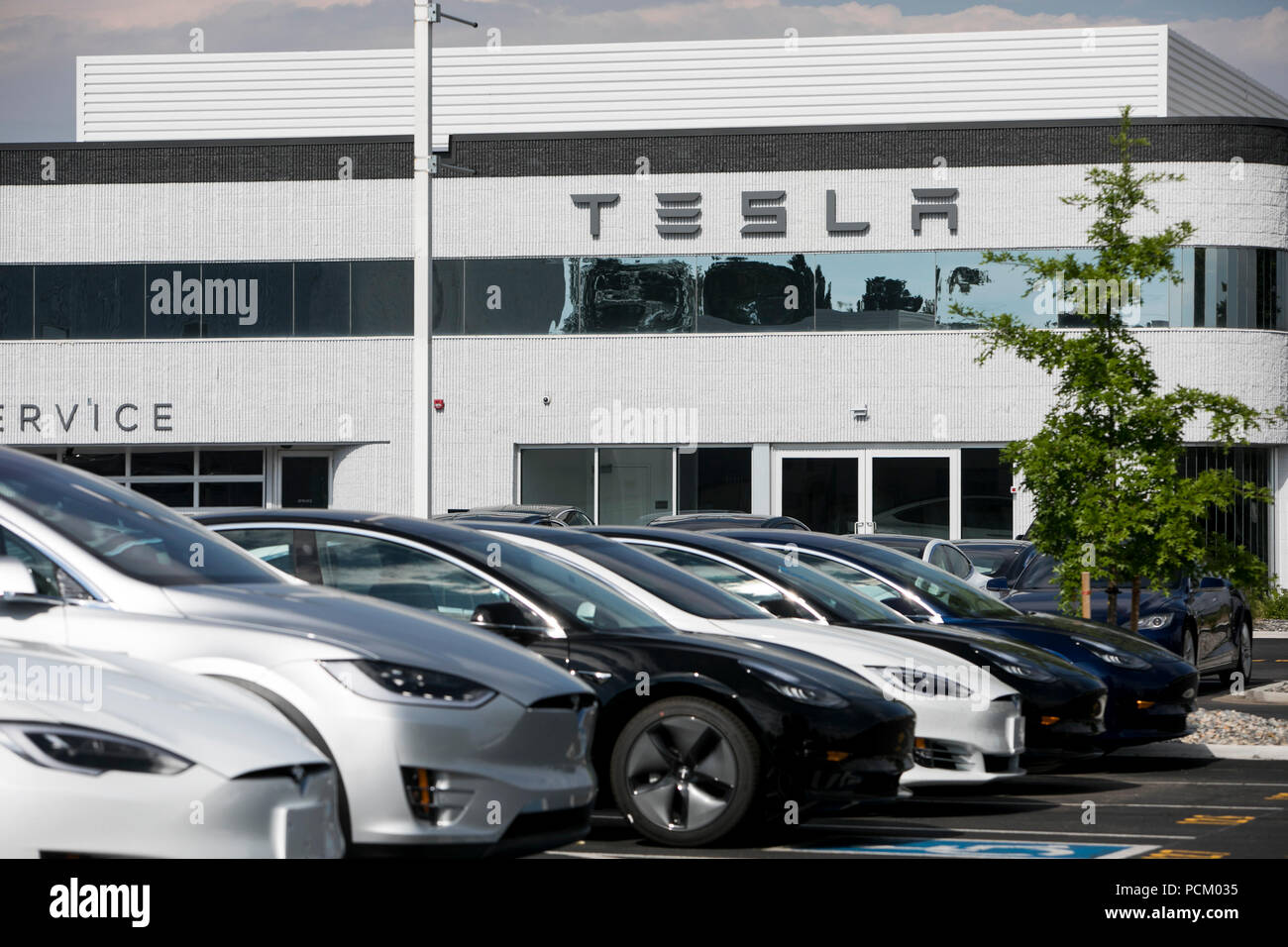 Tesla Model S, Modell 3 und Modell X elektrische Fahrzeuge zu einem Tesla in Littleton, Colorado, am 22. Juli 2018. Stockfoto
