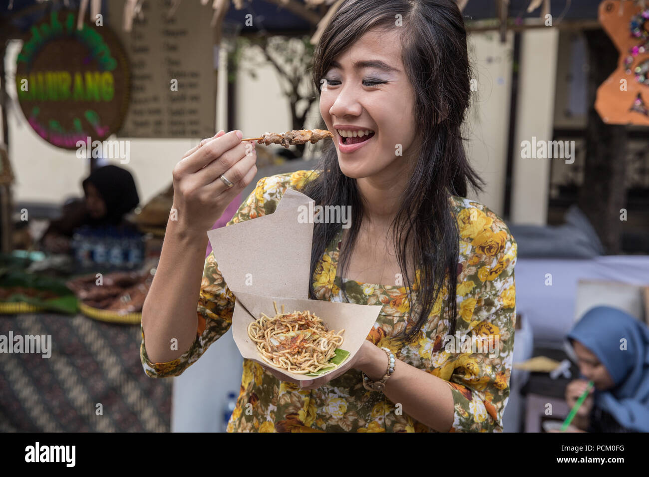 Gebratene Nudeln mit Chili Sauce und Leber Spieße. indonesischen Essen Stockfoto