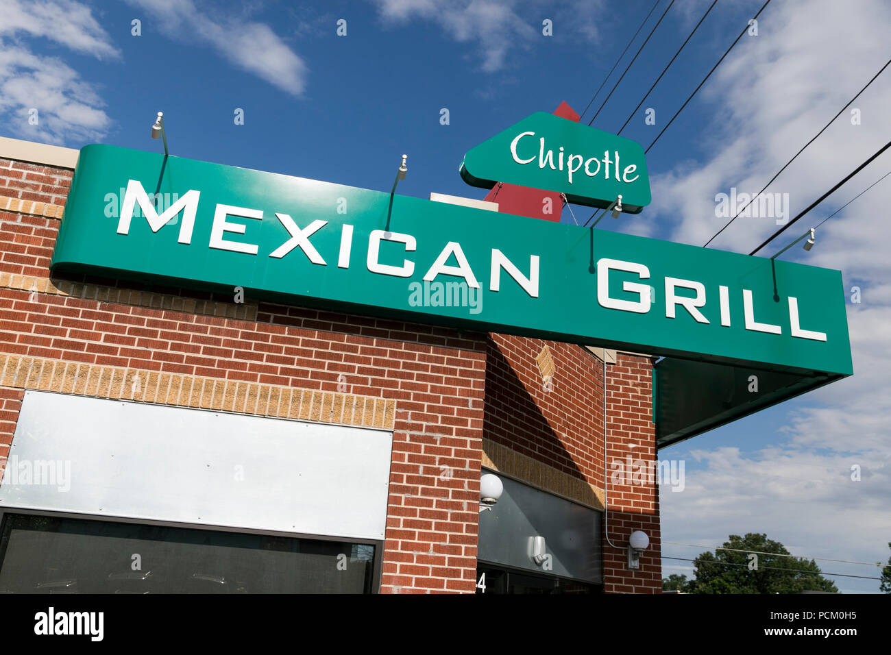Ein logo Zeichen außerhalb des ersten Chipotle schnelle ungezwungene Restaurant Lage in Denver, Colorado, am 22. Juli 2018. Stockfoto