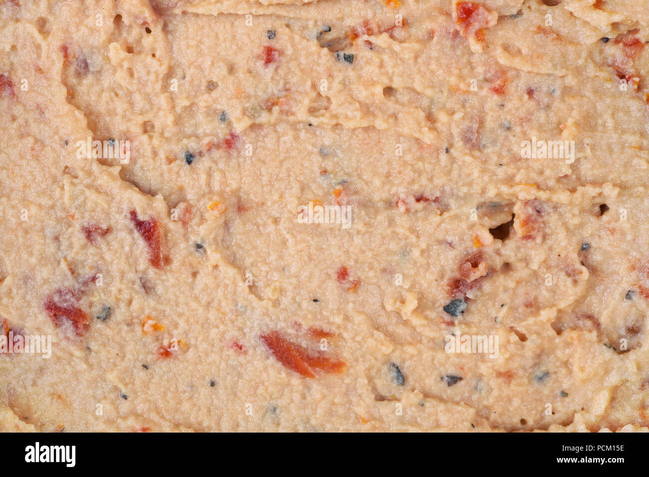 Stück grau Roggenbrot mit Hummus einfügen (Hammel- oder Kichererbsen) mit Paprika und Zwiebeln bestrichen. Studio Makro Hintergrund Stockfoto