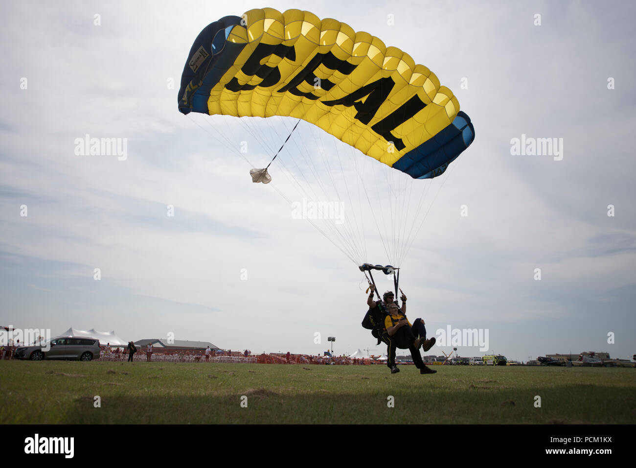 180728-N-ER 806-0310 Fargo, N.D. (28. Juli 2018) Jim Woods, der Sicherheitsbeauftragte für die United States Parachute Team, "Gegebenheiten", führt einen Tandemsprung mit der North Dakota Gouverneur, Doug Burgum, während die 2018 Fargo Airsho. Die Gegebenheiten wurden 1974 durch den Chef der Naval Operations mit der Mission Navy Excellence in den Vereinigten Staaten zu demonstrieren, in Betrieb genommen. (U.S. Marine Foto von Mass Communication Specialist 3. Klasse Nick Bauer) Stockfoto