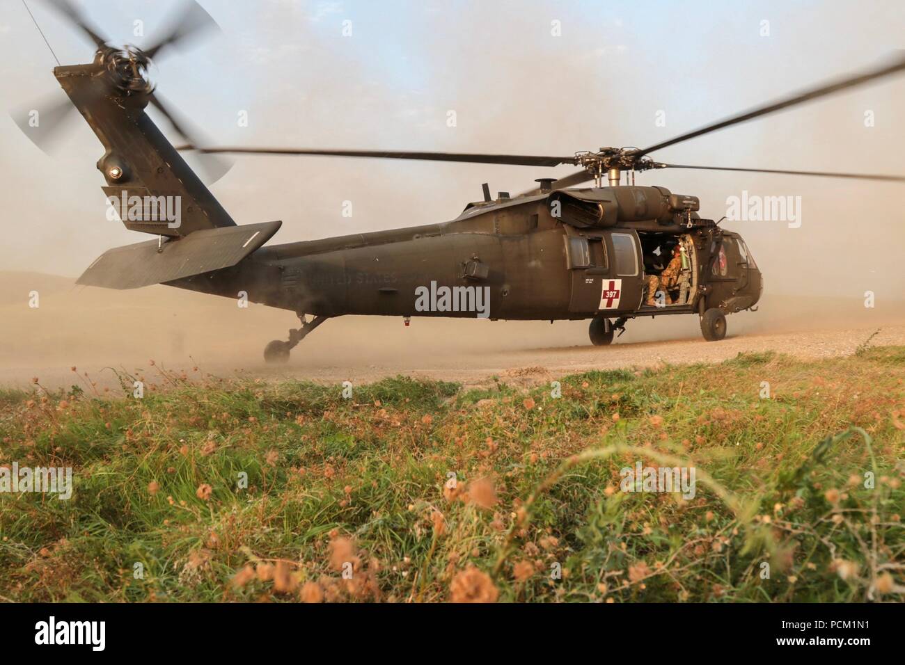 Ein HH-60 Black Hawk Hubschrauber landet während der Noble Partner 18 während einer medizinischen evakuierungsübung an der Wasiani, Georgia. Die Ausübung validiert die gemeinsame medizinische Evakuierung der USA und Georgien bewaffneten Kräfte. Stockfoto