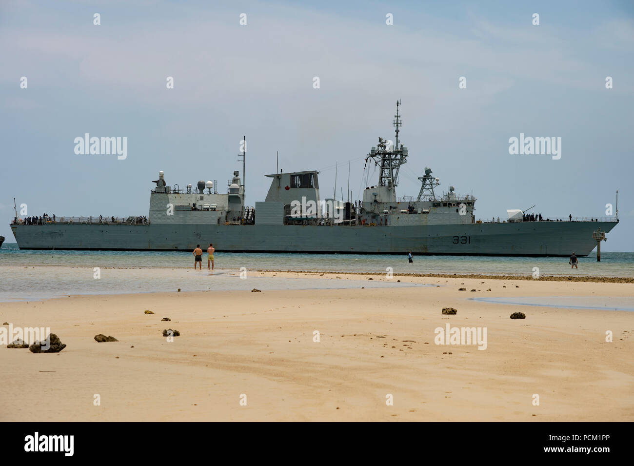 180731-N-YM 720-1056 Pearl Harbor (31. Juli 2018) Royal Canadian Navy Fregatte HMCS Vancouver (FFH 331) liefert die gemeinsame Basis Pearl Harbor-Hickam während der Rand des Pazifik (Rimpac) Übung. 25 Nationen, 46 Schiffe und fünf U-Boote, und etwa 200 Flugzeugen und 25.000 Angestellte beteiligen sich an Rimpac vom 27. Juni bis 2. August in und um die hawaiischen Inseln und Südkalifornien. Die weltweit größte internationale maritime Übung RIMPAC bietet eine einzigartige Ausbildung während der Förderung und Erhaltung der kooperative Beziehungen unter den Teilnehmern von entscheidender Bedeutung für die Gewährleistung der s Stockfoto