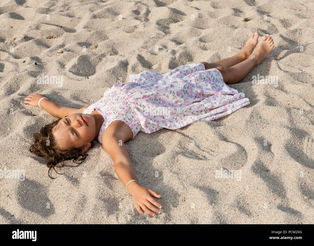 Kleines Mädchen Am Strand Liegend Fotos Und Bildmaterial In Hoher Auflösung Alamy 