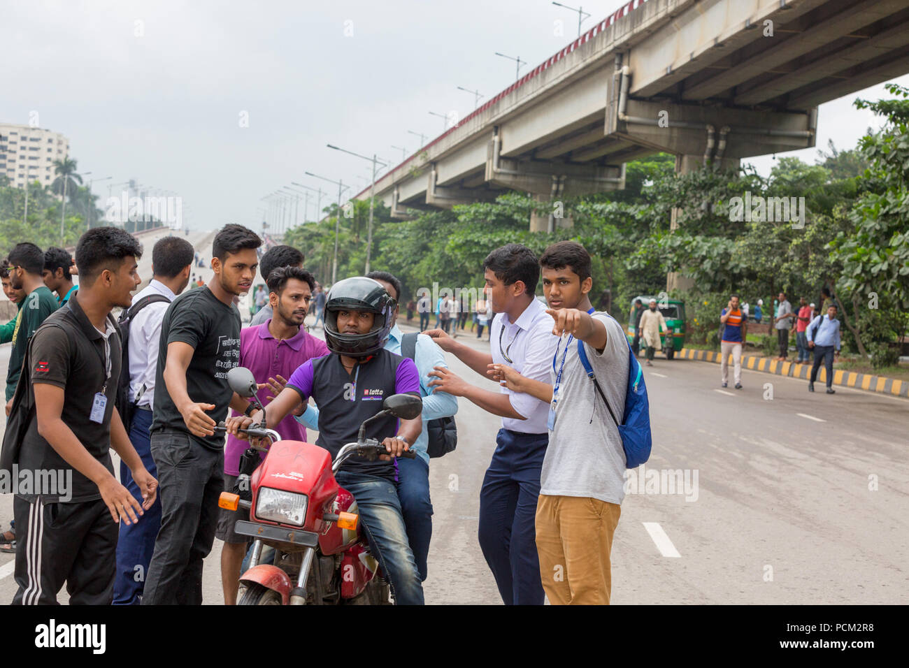 Dhaka, Bangladesch. 02 Aug, 2018. Studenten aus Dhaka College, Dhaka City College und Dhanmondi Ideal Hochschule protestiert, um Straßen sicherer zu verlangen. Credit: Tahir Hasan/Pacific Press/Alamy leben Nachrichten Stockfoto