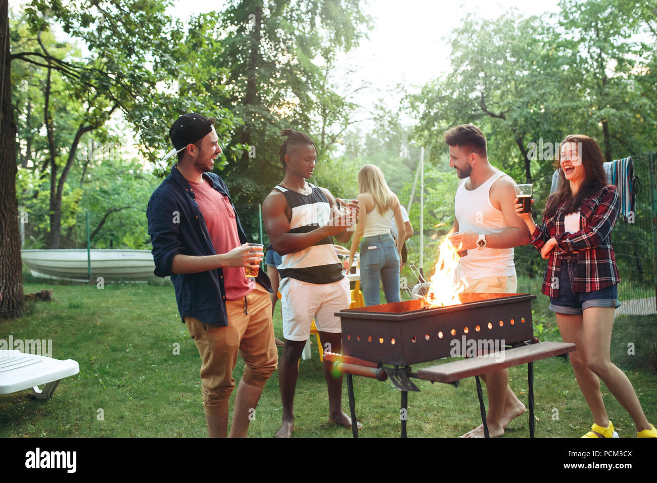 Eine Gruppe von Freunden, Grill im Hof. Konzept über gute und positive Stimmung mit Freunden Stockfoto