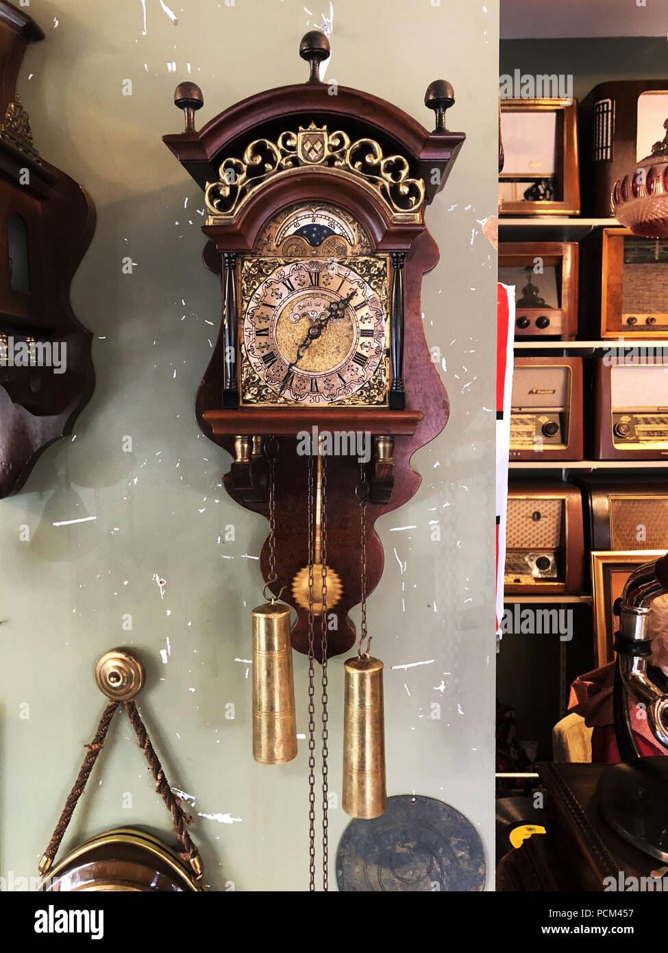 Vintage Uhren in ein Antiquitätengeschäft in Balat Stockfoto