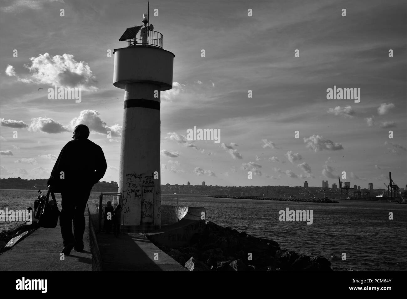 Leute um kadiköy Leuchtturm hängen an einem sonnigen Tag und das Stadtbild im Hintergrund Stockfoto