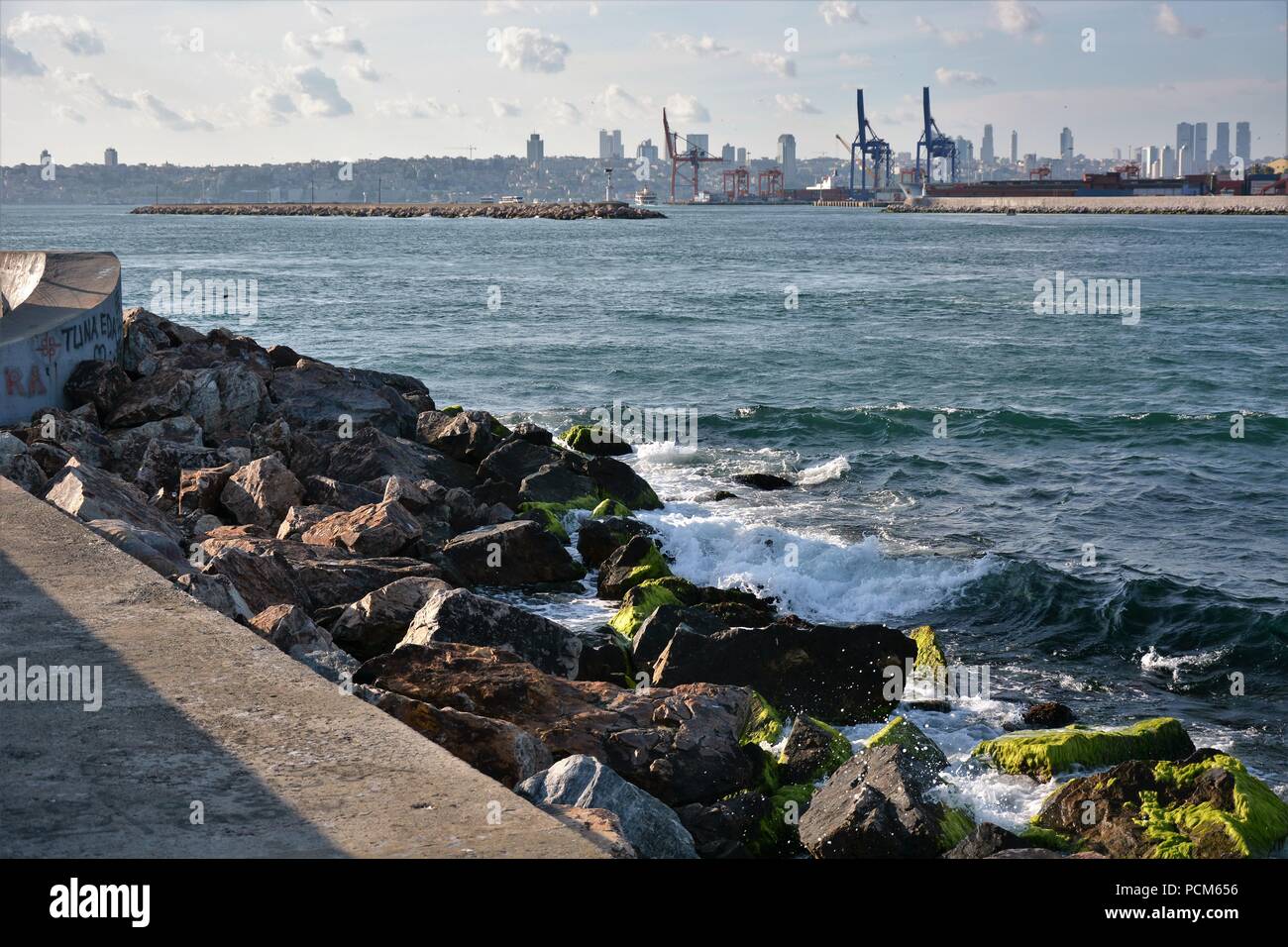 Kadiköy Werft und die Wolkenkratzer von der europäischen Seite an einem sonnigen Tag Stockfoto