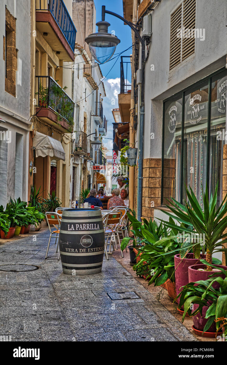 Javea, Spanien, Costa Blanca, Street Scene in der Alten Stadt, Spanisch, Lebensmittel, Europa, Mittelmeer, Tapas, Cafe, Sommer, Reisen, Urlaub, Xabia, Stockfoto