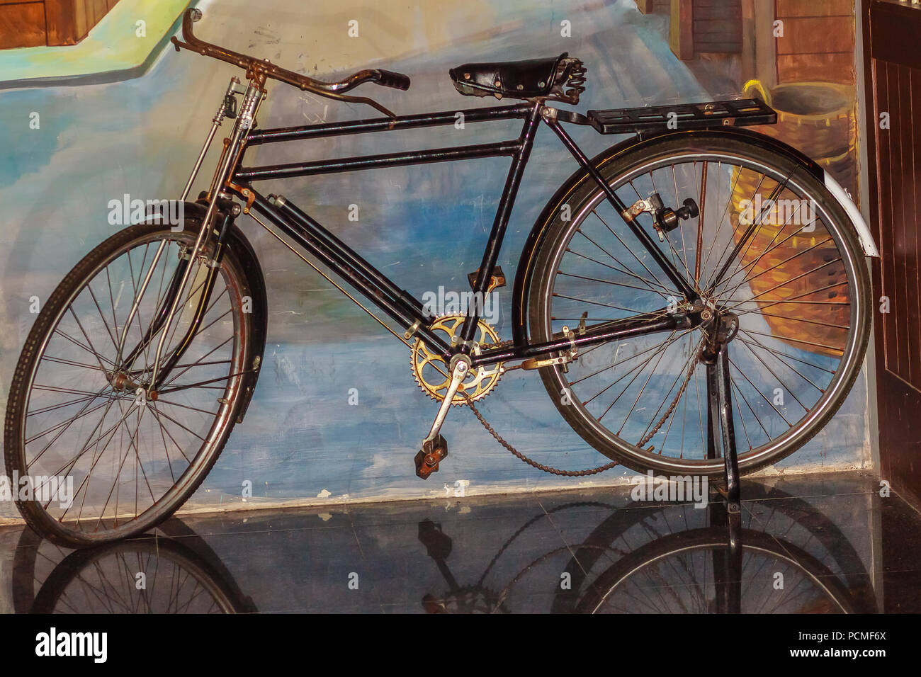 Vintage Fahrrad an die Wand gelehnt. Alten rostigen Fahrrad im Land. Antike  Bike Collection im Museum Stockfotografie - Alamy