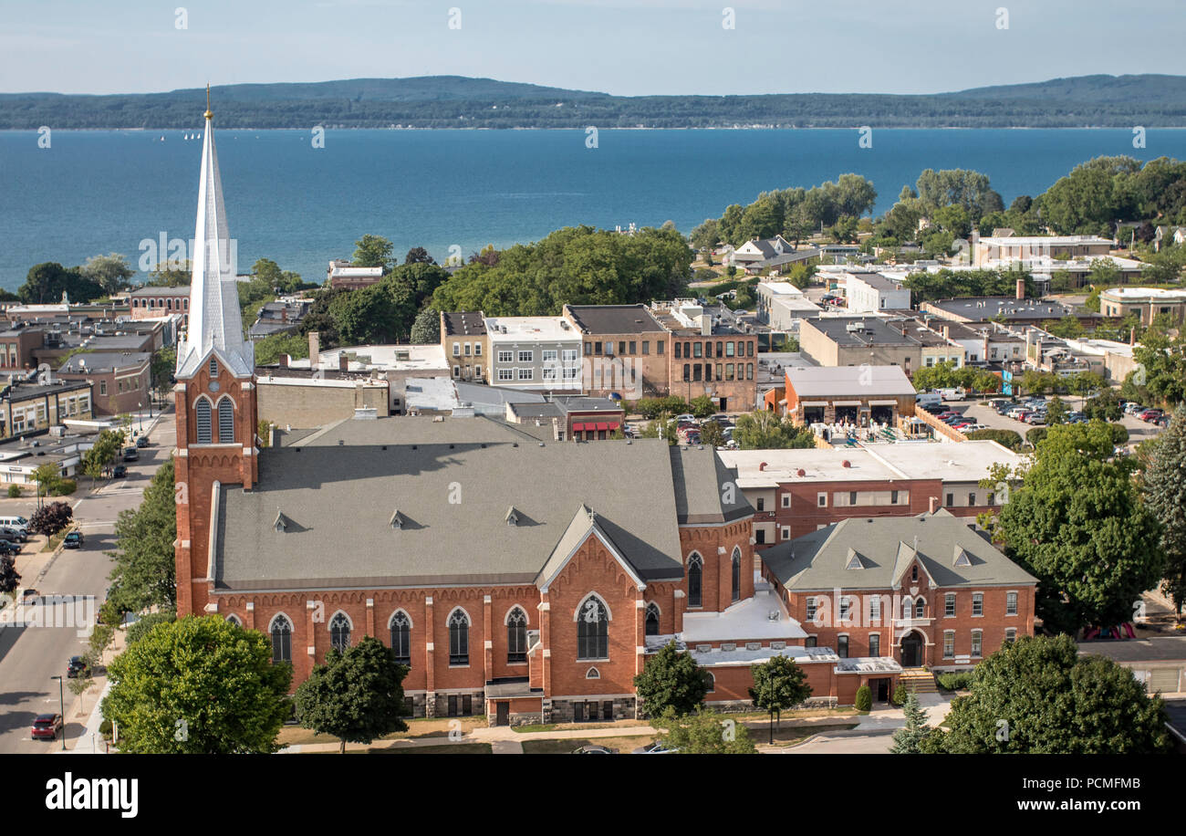 Luftaufnahme von Petoskey MI und wenig Traverse Bay von einer Drohne, Blick nach Norden auf dem Lake Michigan und Emmet County. Howard Street und St. Franziskus. Stockfoto