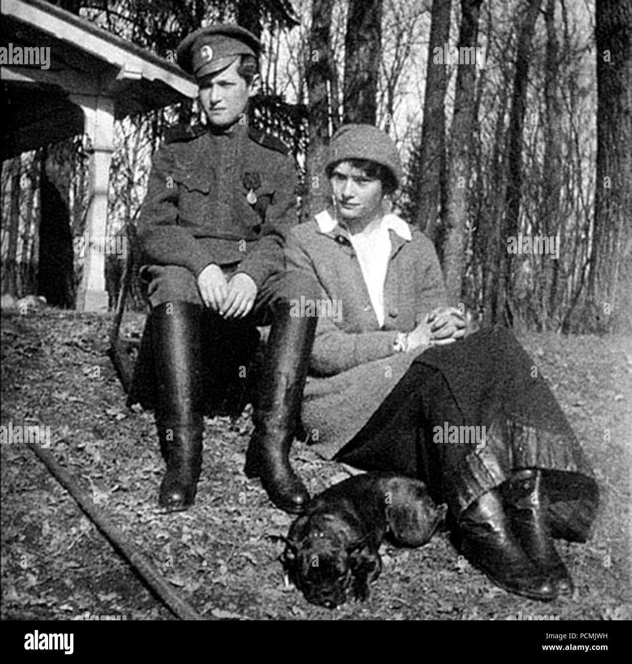 Alexei Tatiana und ihre Französische Bulldogge Ortino im Park von Zarskoje Selo. Stockfoto