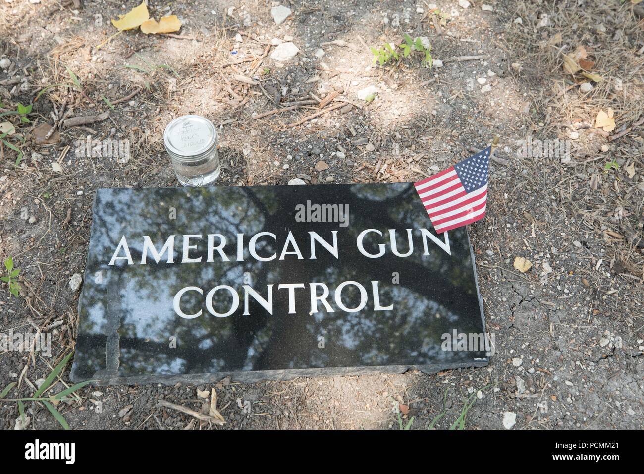 Ein mock Grabstein außerhalb des Büros der Verteidigung verteilt, ein Austin, Texas - gegründete Firma die Erstellung und Veröffentlichung von Open Source gun Designs für 3D-Druck und Herstellung. Das Unternehmen wird verklagt seine Pläne für Kunststoff Waffen aus dem Internet zu halten. Stockfoto