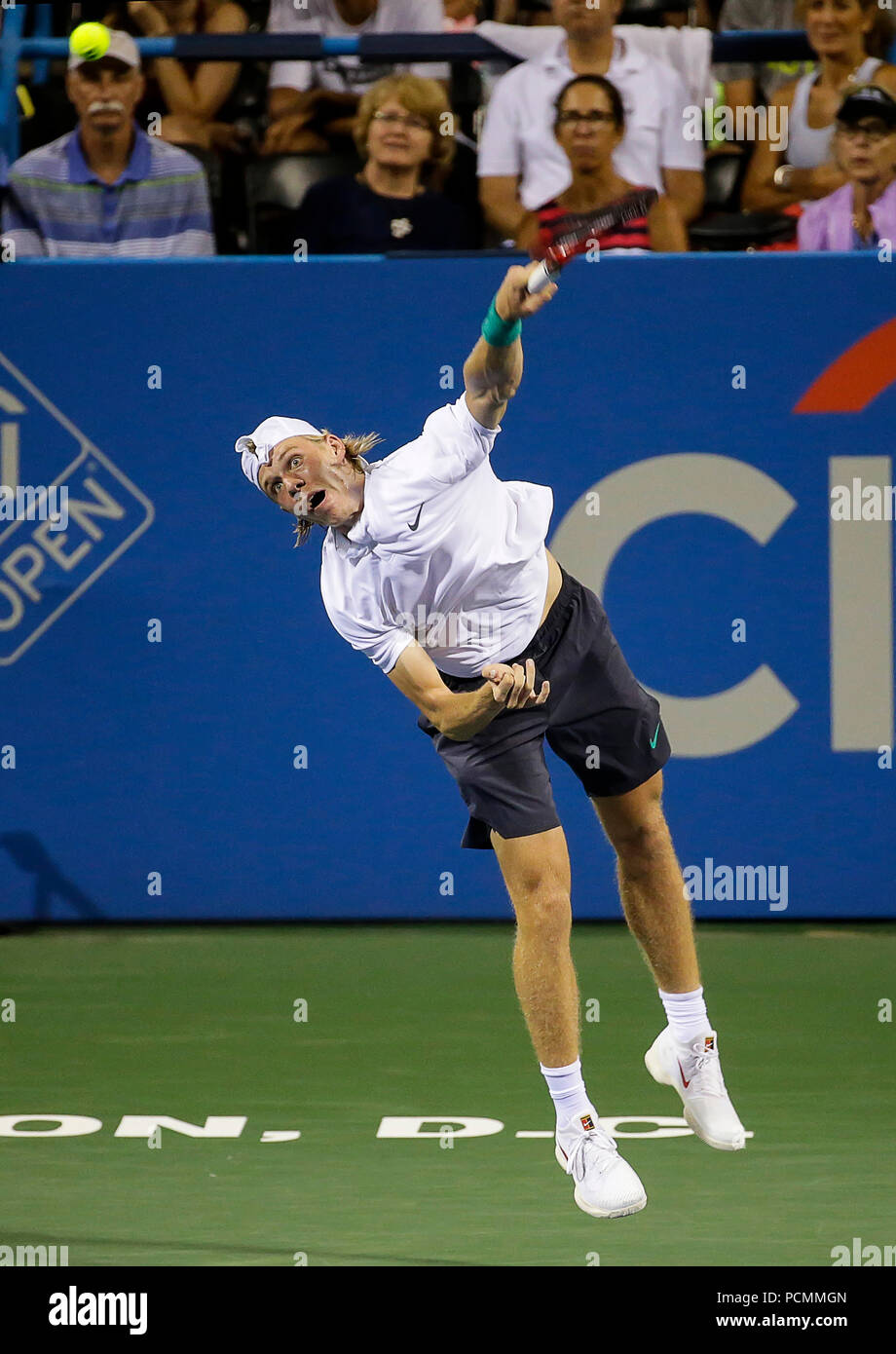 Washington DC, USA. August 2, 2018: Denis Shapovalov dient der Ball während eines Citi Open Tennis Spiel in Rock Creek Park in Washington DC. Justin Cooper/CSM Credit: Cal Sport Media/Alamy leben Nachrichten Stockfoto