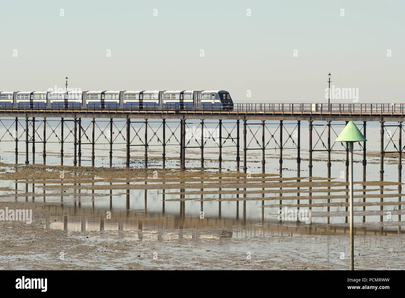 Southend-on-Sea, Essex, Großbritannien. 3. August 2018. UK Wetter: Weitere glühend heißen Tag in Southend - ein Blick auf den Pier & Pier zug Credit: Ben Rektor/Alamy leben Nachrichten Stockfoto