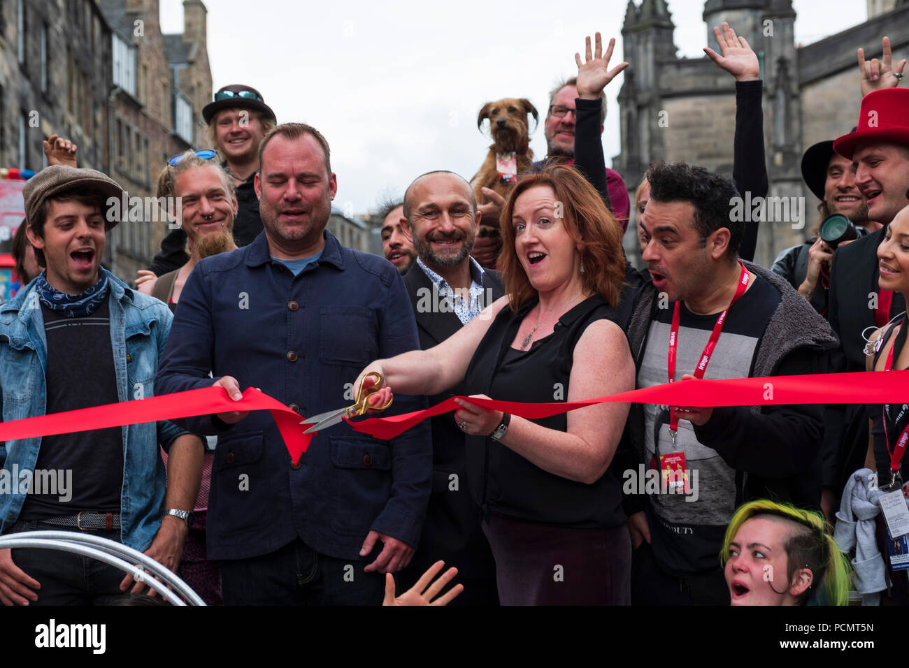 Edinburgh, Schottland, Großbritannien; 3. August, 2018. Offizielle Eröffnung des neuen Virgin Money Fringe Street Veranstaltungen auf der Royal Mile in Edinburgh. Darsteller und Shona McCarthy Chief Executive des Edinburgh Fringe Gesellschaft sammeln das rote Band zu schneiden, und in diesem Jahr Fringe Festival eröffnen. Credit: Iain Masterton/Alamy leben Nachrichten Stockfoto