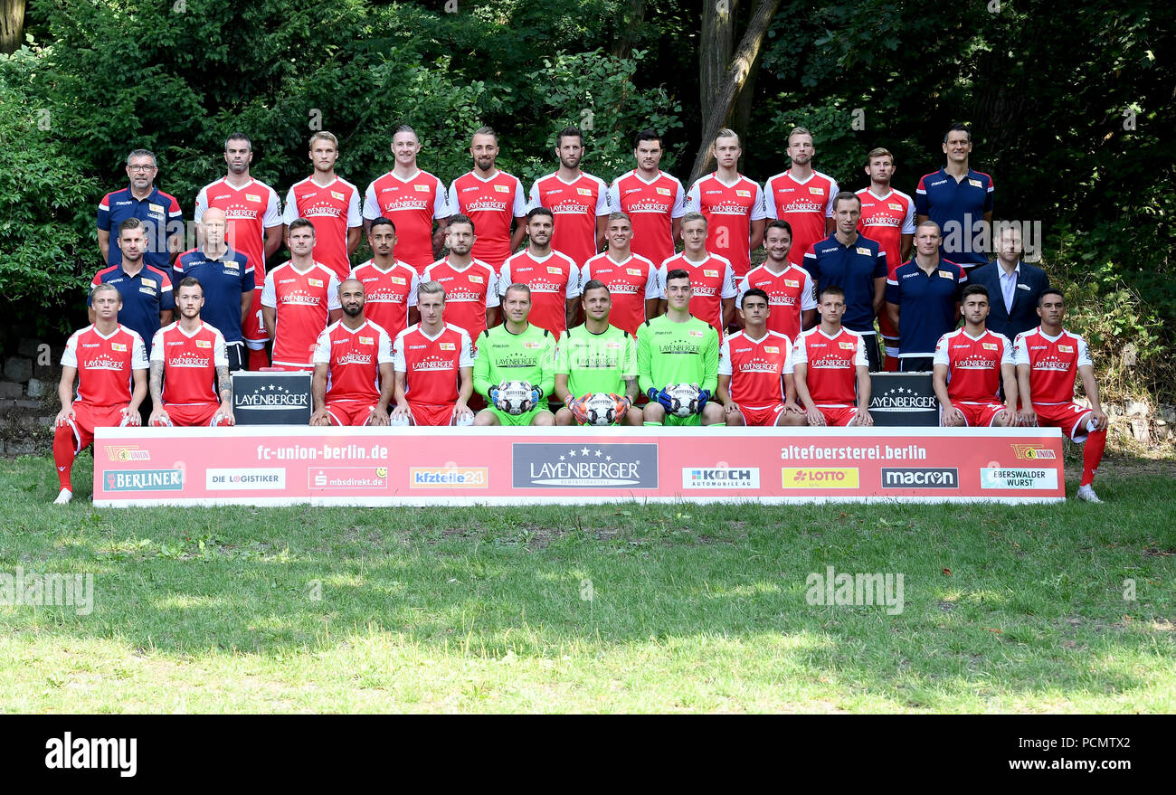 2. Deutsche Bundesliga, offiziellen Photocall 1. FC Union Berlin für die Saison 2018/19 in Berlin, Deutschland: (vordere Reihe L-R) Simon Hedlund, Marcel Hartel, Akaki Gogia, Joshua Mees, Torhüter Jakob Busk, Torwart Rafal Gikiewicz, Torwart Lennart Moser, Ebewegen Zejnullahu, Cihan Kahraman, Berkan Taz, Manuel Schmiedebach; (mittlere Reihe L-R) Assistant Coach Sebastian Boenig, Assistant Coach Markus Hoffmann, Michael Parensen, Kenny Prinz Redondo, Ken Reichel, Christopher Trimmel, Grischa Proemel, Felix Kroos, Peter Kurzweg, Reha Trainer Christoph Busse, Athletik Martin Krüger, Direktor des Sports Olivenöl Stockfoto