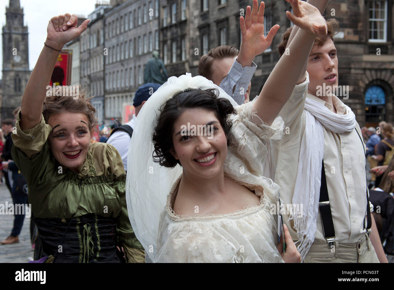 Tag der Eröffnung des Edinburgh Fringe Festival 2018, Schottland, UK, 3. August 2018. Großes Publikum für die Straßenkünstler auf der Royal Mile für den ersten Tag des Edinburgh Fringe Festival 2018. Stockfoto