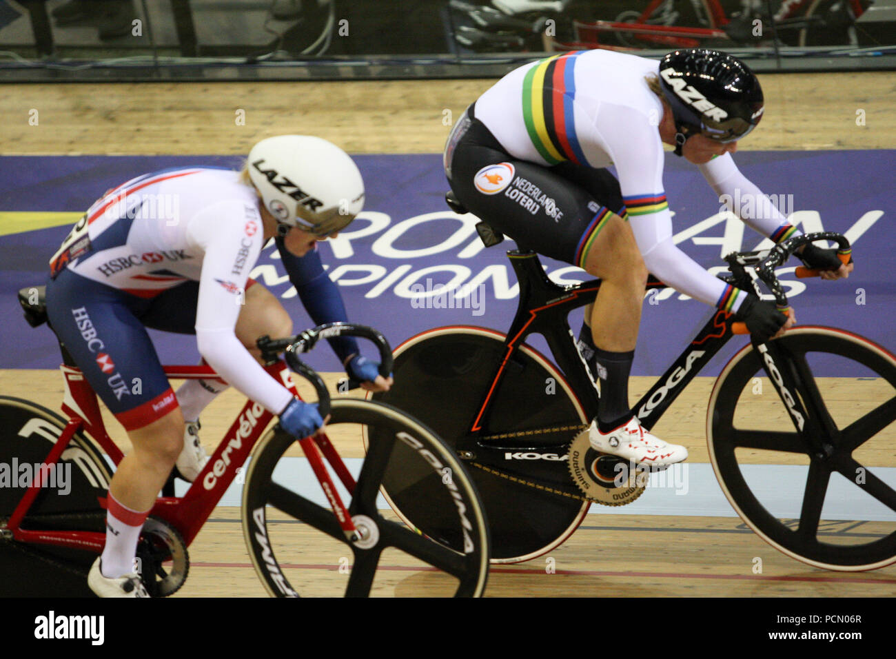 Glasgow 3. August 2018. Sir Chris Hoy Velodrome. Der Frauen 10 km Scratch Race. GBR ist Emily Kay gewinnt Silber nach dem Verlust von einem Rad zu Weltmeister Kirsten Wild NED. Kredit Alan Oliver/Alamy leben Nachrichten Stockfoto