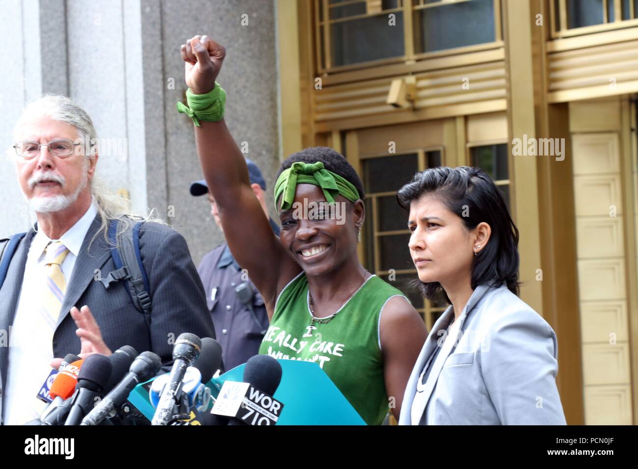 New York, NY, USA. O 3 Aug, 2018. Therese Patricia Okoumou, 44 (C), die Frau, die am 4. festgehalten wurde. Juli, 2018, nach dem Sie kletterte auf den Sockel der Freiheitsstatue Einwanderungspolitik der Trumpf-Administration zu protestieren, ist von Ihrer Rechtsabteilung außerhalb der US-amerikanischen Federal Court House in Manhattan am 3. August, 2018 Flocken, nachdem Sie eine prozedurale Erscheinen vor Gericht in New York City am 3 Aug., 2018. Die 'Aufstieg und Widerstand' Aktivist wurde bestellt, bei Gericht am 1. wieder zu erscheinen. Oktober, 2018. © 2018 G. Ronald Lopez/DigiPixsAgain. us/Alamy leben Nachrichten Stockfoto