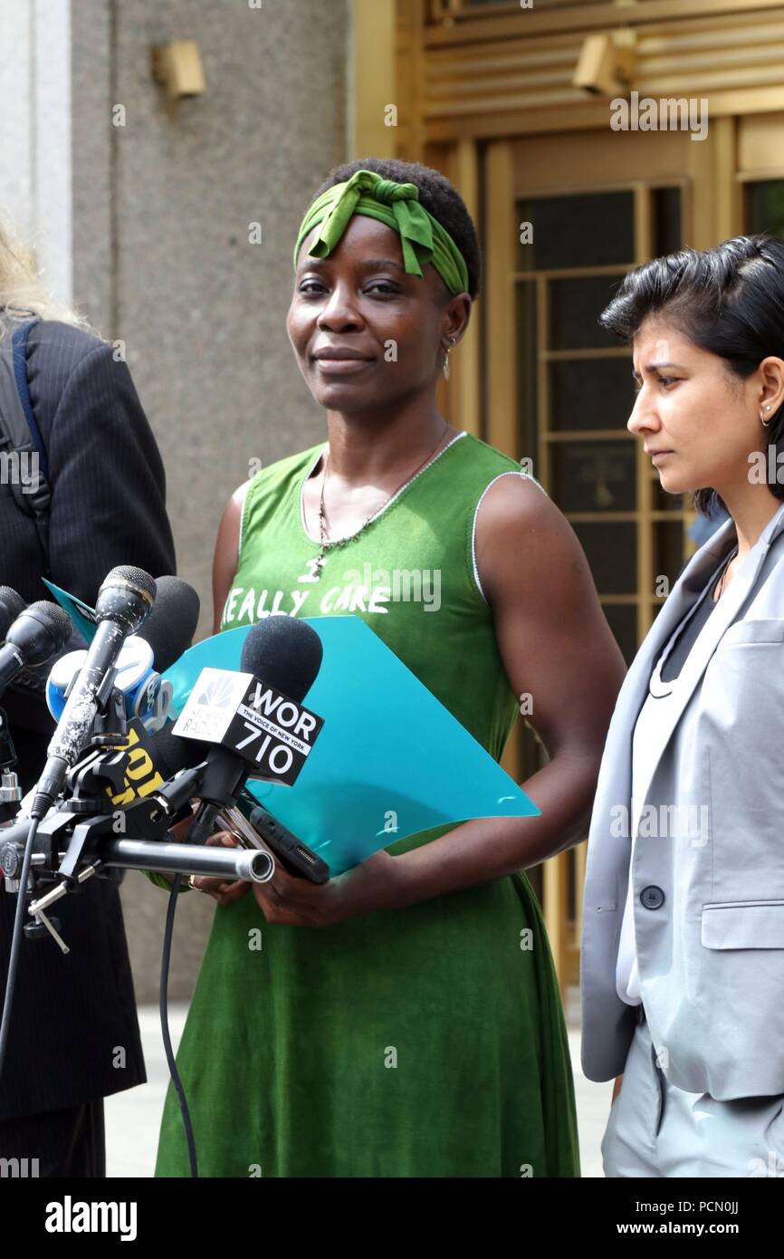 New York, NY, USA. O 3 Aug, 2018. Therese Patricia Okoumou, 44 (C), die Frau, die am 4. festgehalten wurde. Juli, 2018, nach dem Sie kletterte auf den Sockel der Freiheitsstatue Einwanderungspolitik der Trumpf-Administration zu protestieren, ist von Ihrer Rechtsabteilung außerhalb der US-amerikanischen Federal Court House in Manhattan am 3. August, 2018 Flocken, nachdem Sie eine prozedurale Erscheinen vor Gericht in New York City am 3 Aug., 2018. Die 'Aufstieg und Widerstand' Aktivist wurde bestellt, bei Gericht am 1. wieder zu erscheinen. Oktober, 2018. © 2018 G. Ronald Lopez/DigiPixsAgain. us/Alamy leben Nachrichten Stockfoto