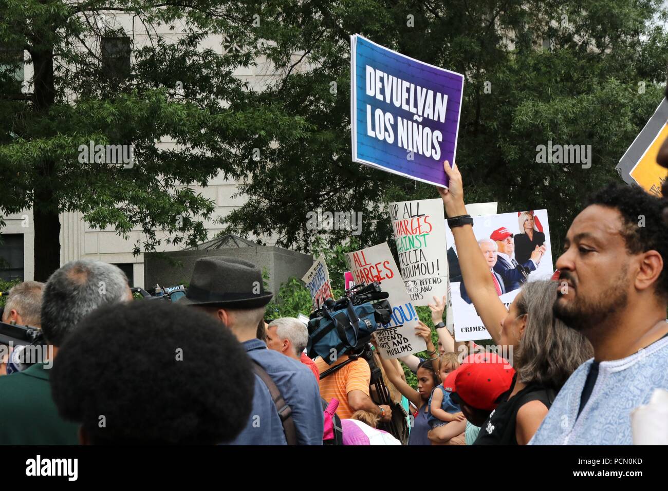 New York, NY, USA. O 3 Aug, 2018. Unterstützer von Therese Patricia Okoumou, 44, die Frau, die am 4. festgehalten wurde. Juli, 2018, nach dem Sie kletterte auf den Sockel der Freiheitsstatue Einwanderungspolitik der Trumpf-Administration zu protestieren, eine prozedurale Erscheinen vor Gericht in New York City am 3 Aug., 2018. Die 'Aufstieg und Widerstand' Aktivist wurde bestellt, bei Gericht am 1. wieder zu erscheinen. Oktober, 2018. © 2018 G. Ronald Lopez/DigiPixsAgain. us/Alamy leben Nachrichten Stockfoto