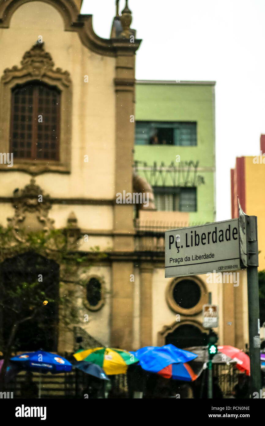 SÃO PAULO, SP - 03.08.2018: die U-BAHN LIBERDADE WIRD JAPAN - Avenida da Liberdade - Sao Paulo Metro den Austausch der Namen Platten der Japan-Liberdade Station beginnt heute, im Zentrum der Stadt São Paulo. Die Änderung wurde am 24. Juli in Kraft gesetzt. In diesem Jahr, die 110 Jahre der Japanischen Einwanderung in Brasilien gefeiert. (Foto: Richard Callis/Fotoarena) Stockfoto