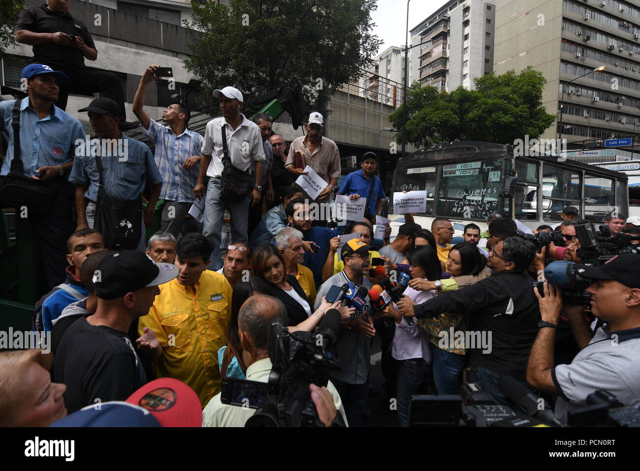 Caracas, Miranda, Venezuela. 3 Aug, 2018. Busfahrer gesehen. Gewerkschaften protestieren mit Plakaten der Transporteure protestiert und blockiert die Hauptstraße in der Stadt Caracas fordern eine Erhöhung der Kosten für die Beförderung der Fahrgäste und gegen das Fehlen von Ersatzteilen in Venezuela. Viele Fahrer haben aufgehört zu arbeiten aufgrund der schlechten allgemeinen Bedingungen der Transporteinheit. Credit: Roman Camacho/SOPA Images/ZUMA Draht/Alamy leben Nachrichten Stockfoto