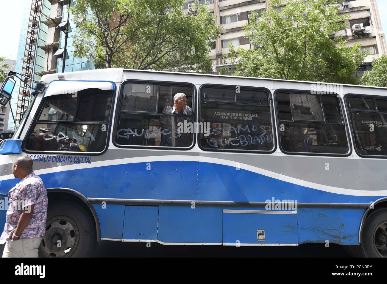 Caracas, Miranda, Venezuela. 3 Aug, 2018. Busse gesehen während der Demonstration geparkt. Gewerkschaften der Transporteure protestiert und blockiert die Hauptstraße in der Stadt Caracas fordern eine Erhöhung der Kosten für die Beförderung der Fahrgäste und gegen das Fehlen von Ersatzteilen in Venezuela. Viele Fahrer haben aufgehört zu arbeiten aufgrund der schlechten allgemeinen Bedingungen der Transporteinheit. Credit: Roman Camacho/SOPA Images/ZUMA Draht/Alamy leben Nachrichten Stockfoto
