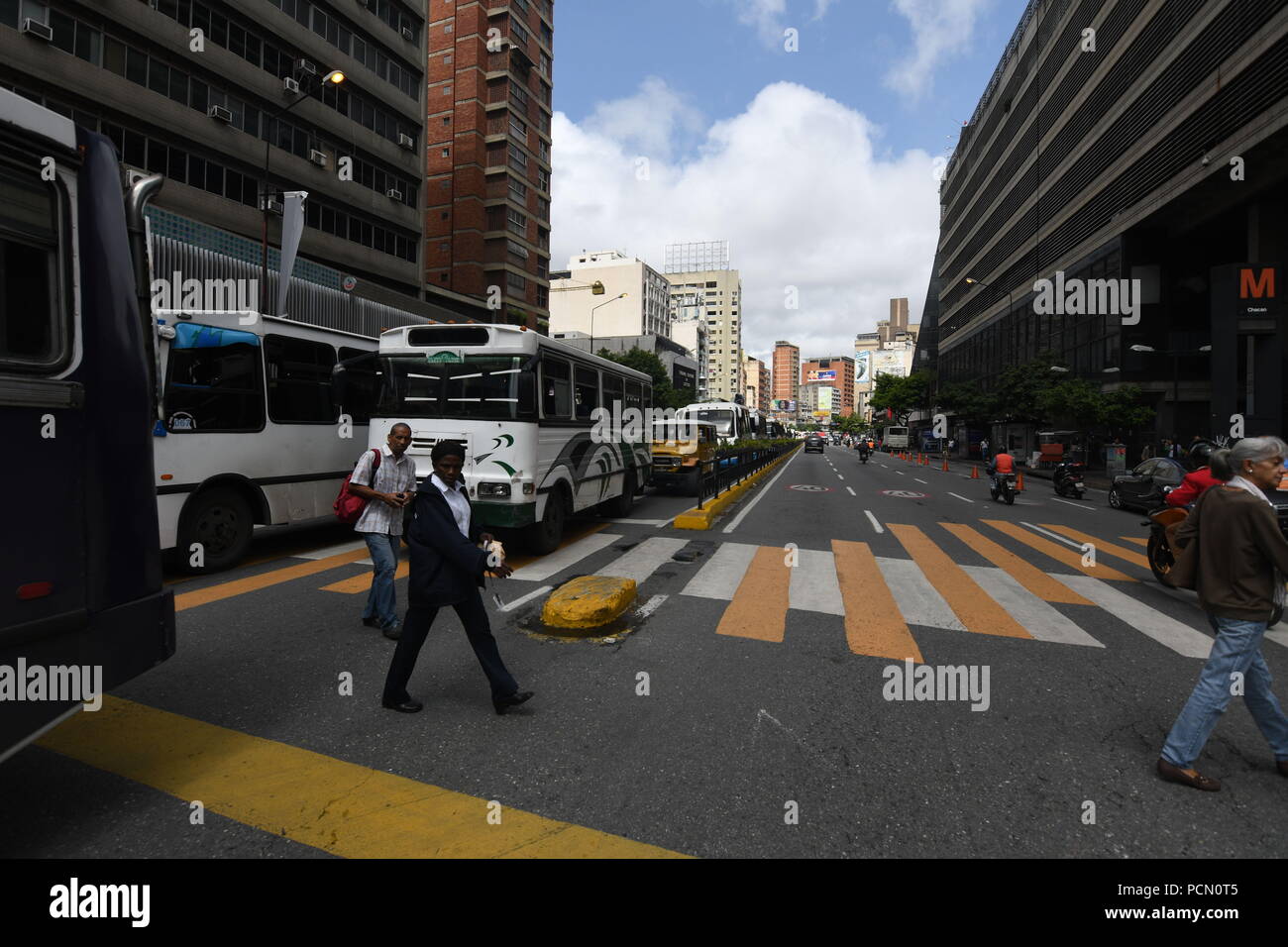 Caracas, Miranda, Venezuela. 3 Aug, 2018. Busse gesehen während der Demonstration geparkt. Gewerkschaften der Transporteure protestiert und blockiert die Hauptstraße in der Stadt Caracas fordern eine Erhöhung der Kosten für die Beförderung der Fahrgäste und gegen das Fehlen von Ersatzteilen in Venezuela. Viele Fahrer haben aufgehört zu arbeiten aufgrund der schlechten allgemeinen Bedingungen der Transporteinheit. Credit: Roman Camacho/SOPA Images/ZUMA Draht/Alamy leben Nachrichten Stockfoto