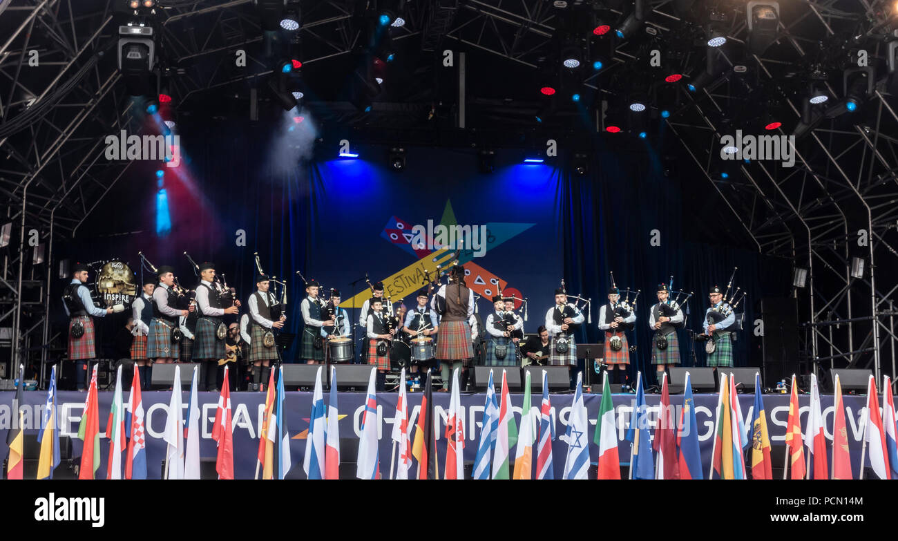 George Square, Glasgow, Schottland. 03. August 2018. Mitglieder des National Youth Pipe Band aus Schottland auf der Bühne während des Festivals 2018. Das Festival läuft parallel mit der Europäischen Meisterschaften; Glasgow 2018. Flaggen der teilnehmenden Nationen in die Spiele sind an der Vorderseite der Bühne. George Square ist ein frei Ort mit mehreren Leben und virtuellen Attraktionen täglich. Credit: Elizabeth Leyden/Alamy leben Nachrichten Stockfoto